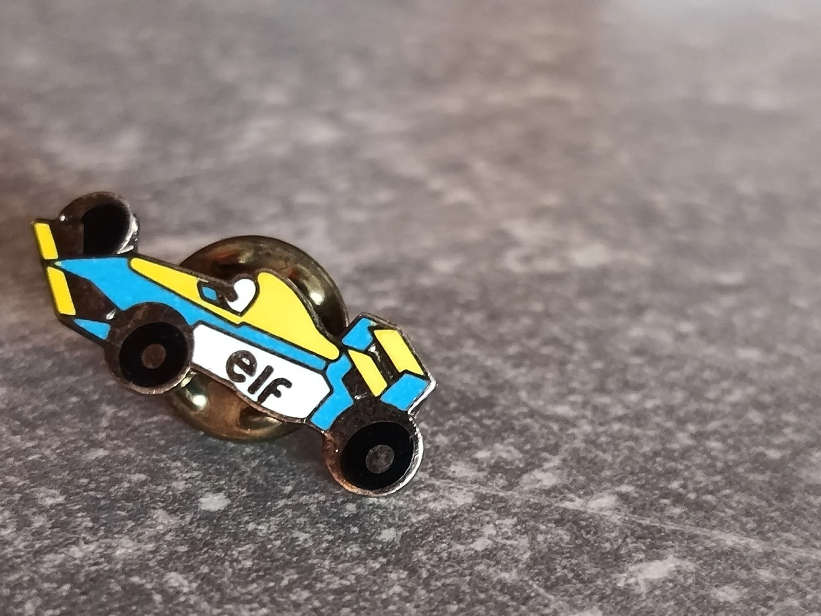 Renault formula 1 elf boomerang pin – photo 3